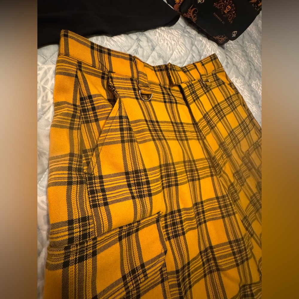 Hot Topic Yellow Plaid Cargo Shorts - Picture 2 of 5